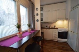 Kalustettu asunto | Keittokomero ja baaritiski | Lähderanta 22, Espoo