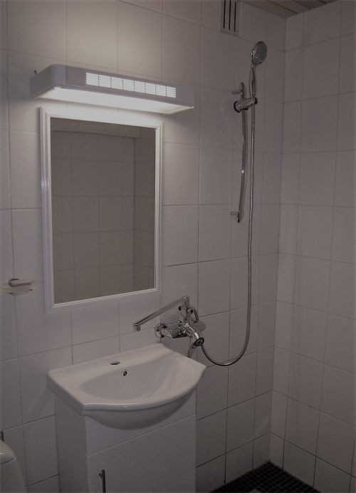 kylpyhuone - kalustettu asunto - hameentie 14 Helsinki - helsingin huoneistorinki